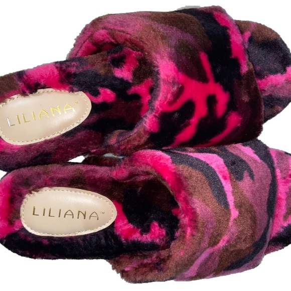 NIB- Fuchsia Camo Faux Fur Platform Slider Sandals - Picture 3 of 9